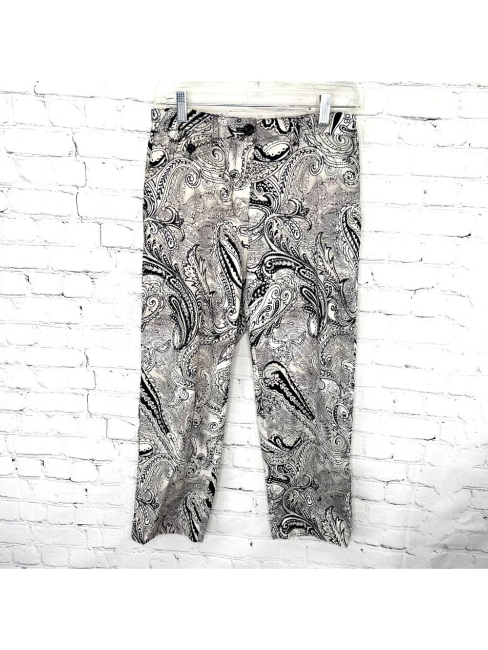 SUSAN GRAVER BLACK, WHITE & GRAY PAISLEY PRINT CAPRI PANTS - XS